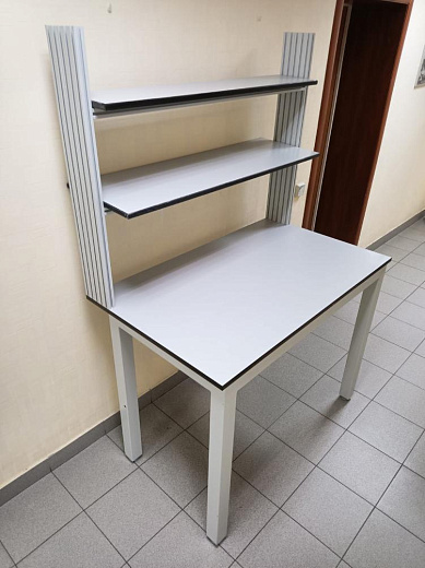 Стол лабораторный с медиа стойкой, 1200×720×900/1800 мм, Россия