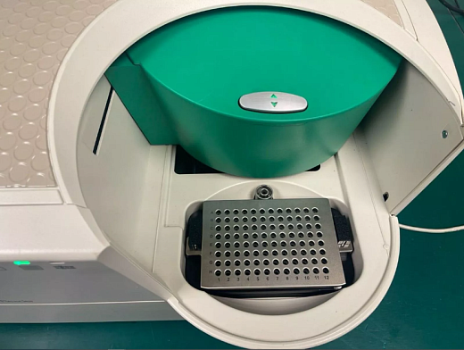 Считыватель капель QX200 Droplet Reader с открытой крышкой