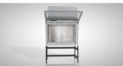 Переднее наклонное стекло обеспечивает высокий комфорт работы оператора.  Конструкция стекла сочетает возможность перемещения при помощи электромотора и откидывания с последующей фиксацией на держателях для проведения деконтаминации внутренней поверхности