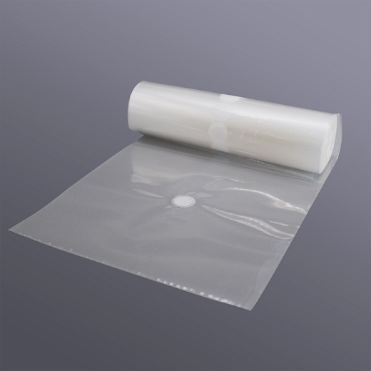 Пленка с газопроницаемым фильтром, диаметр фильтра 1,6-3 см. Вид в рулоне