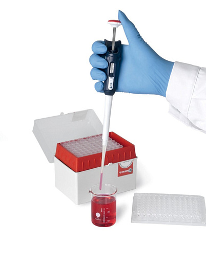 Пипетка автоматическая 1-10 мкл с позитивным вытеснением Microman M10E, Gilson, в работе